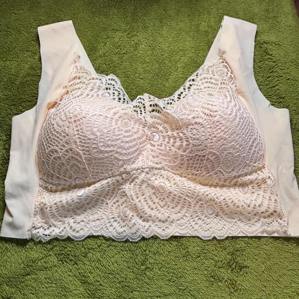 BNWT Elegant Lace Bralette in Cream